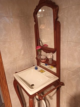 Lavabo antiguo de madera y porcelana