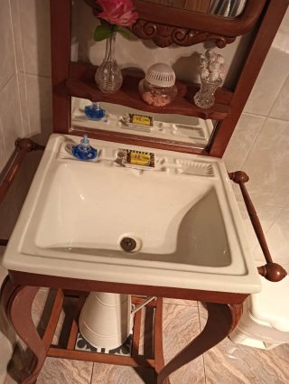 Lavabo antiguo de madera y porcelana