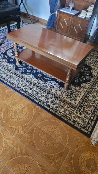Tavolino basso in legno con ripiano