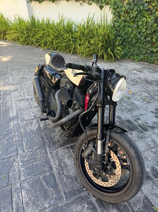 Harley-Davidson Cruiser Negra y Beige