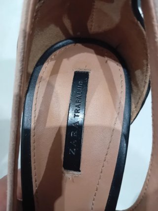 Zapatos de tacón peep toe negros y rosas