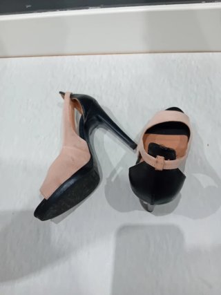 Zapatos de tacón peep toe negros y rosas
