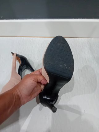Zapatos de tacón peep toe negros y rosas