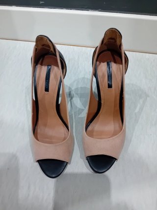 Zapatos de tacón peep toe negros y rosas