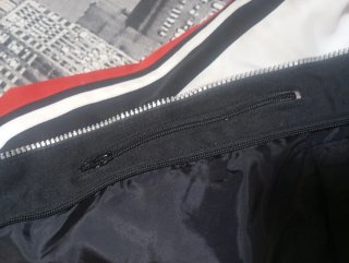 Chaqueta de moto deportiva con forro interior.