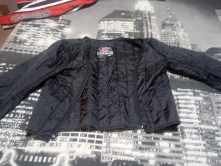 Chaqueta de moto deportiva con forro interior.