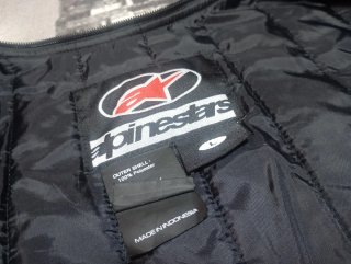 Chaqueta de moto deportiva con forro interior.