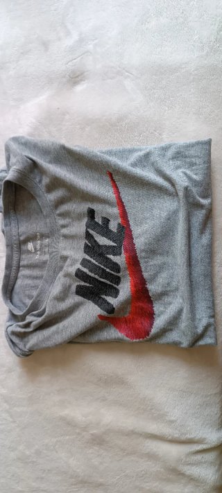 Camiseta Nike Gris con Logo Rojo Hombre