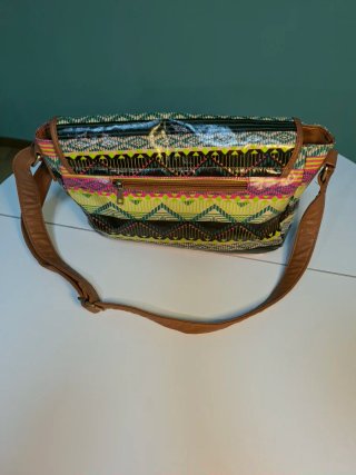 Bandolera multicolor con detalles marrones