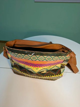 Bandolera multicolor con detalles marrones