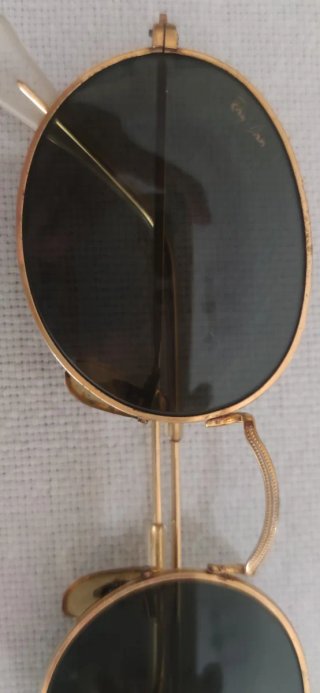 Gafas de sol Ray-Ban doradas y negras