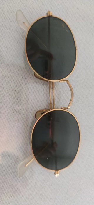 Gafas de sol Ray-Ban doradas y negras