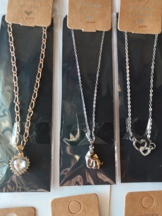 Collares artesanales dorados y plateados