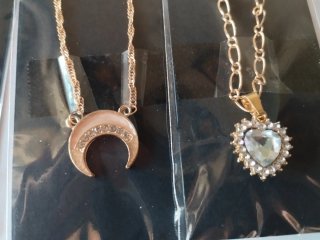 Collares artesanales dorados y plateados
