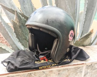 Casco de moto con funda incluida.