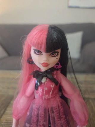 Muñeca Draculaura con peana