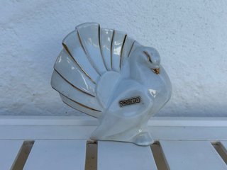 Paloma de cerámica con detalles dorados