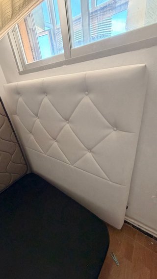 Cama tapizada gris y negra