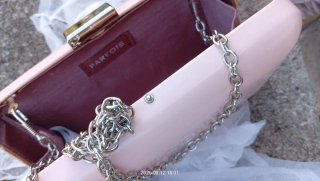 Bolso rígido Parfois y sandalias ante rosa