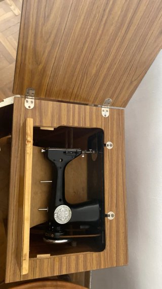 Máquina de coser Sigma vintage con mueble y pedal