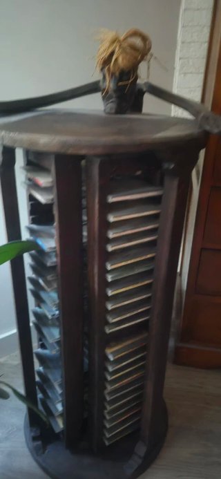 Mueble porta CDs de madera