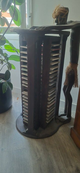 Mueble porta CDs de madera
