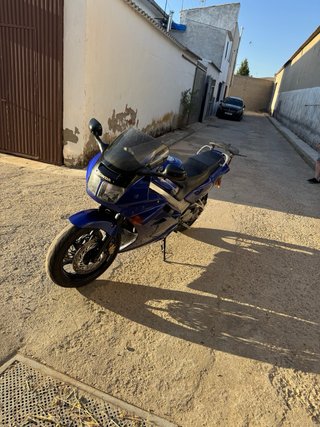 Honda VFR 750F azul