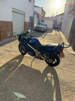 Honda VFR 750F azul