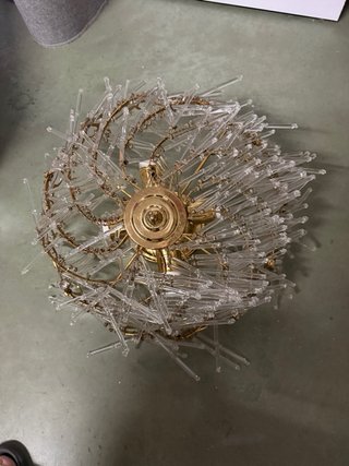 Lámpara de dormitorio dorada y transparente