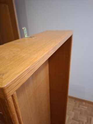 Estantería de madera alta