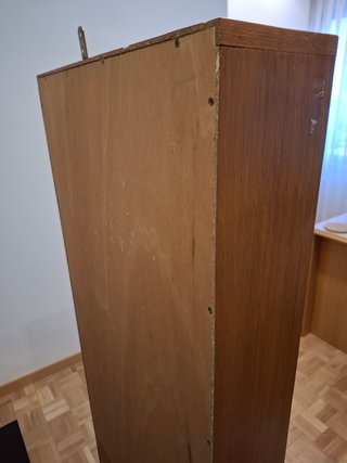 Estantería de madera alta
