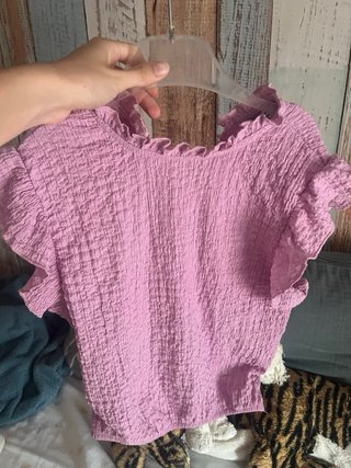 Top lila fruncido con volantes
