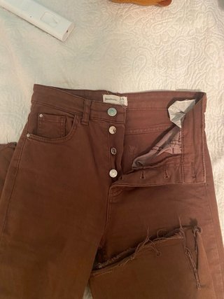 Pantalón vaquero acampanado Stradivarius marrón T.