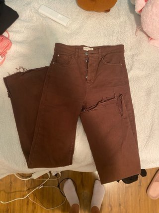 Pantalón vaquero acampanado Stradivarius marrón T.