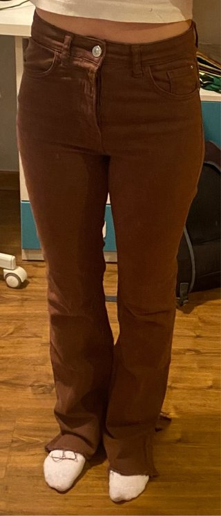 Pantalón vaquero acampanado Stradivarius marrón T.
