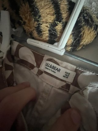 Pantalón vaquero estampado corazones