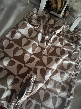 Pantalón vaquero estampado corazones