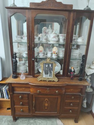 Armario antiguo de madera y cristal