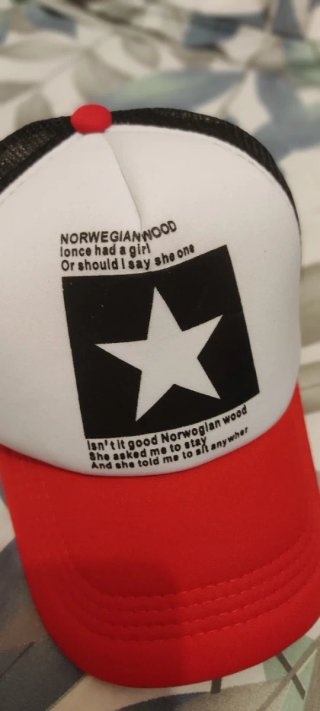 Gorra de béisbol roja y blanca