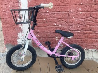 Bicicleta infantil rosa con cesta