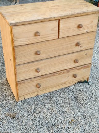 Cómoda y mesita de madera