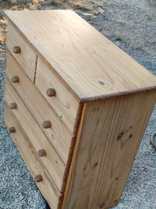 Cómoda y mesita de madera