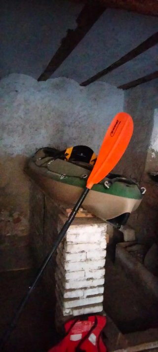 Kayak rígida marca BILBAO con remo y chaleco.