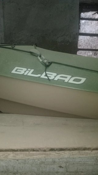 Kayak rígida marca BILBAO con remo y chaleco.