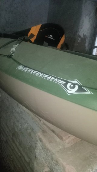 Kayak rígida marca BILBAO con remo y chaleco.