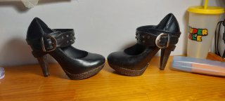Zapatos de tacón negros con tachuelas