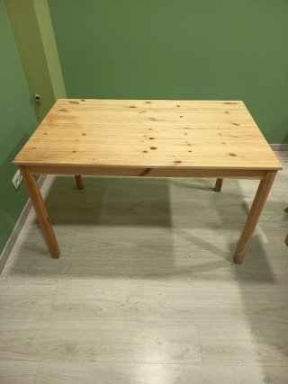 Mesa de comedor de madera