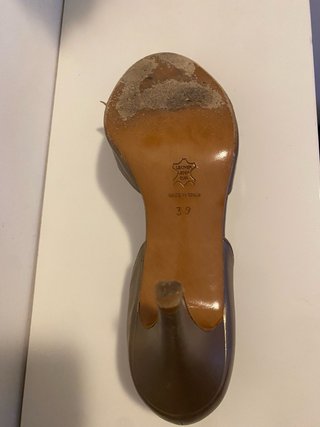 Zapatos de tacón dorados con flores