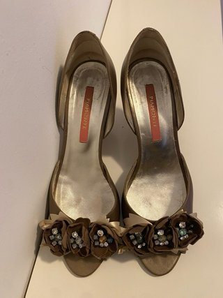 Zapatos de tacón dorados con flores