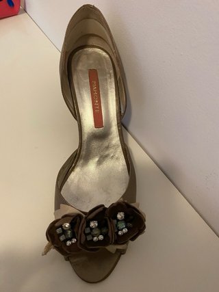 Zapatos de tacón dorados con flores